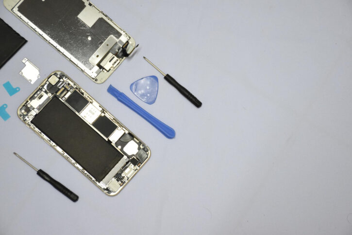soft-focus-tools-repairing-smart-phones-white-background