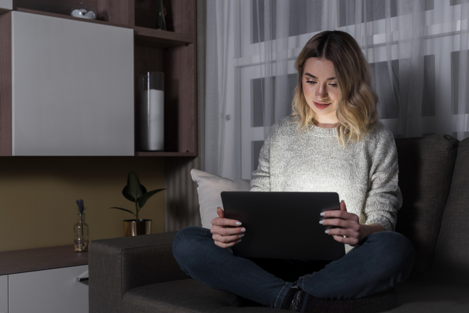 frontowy-widok-pracuje-przy-laptopem-kobieta